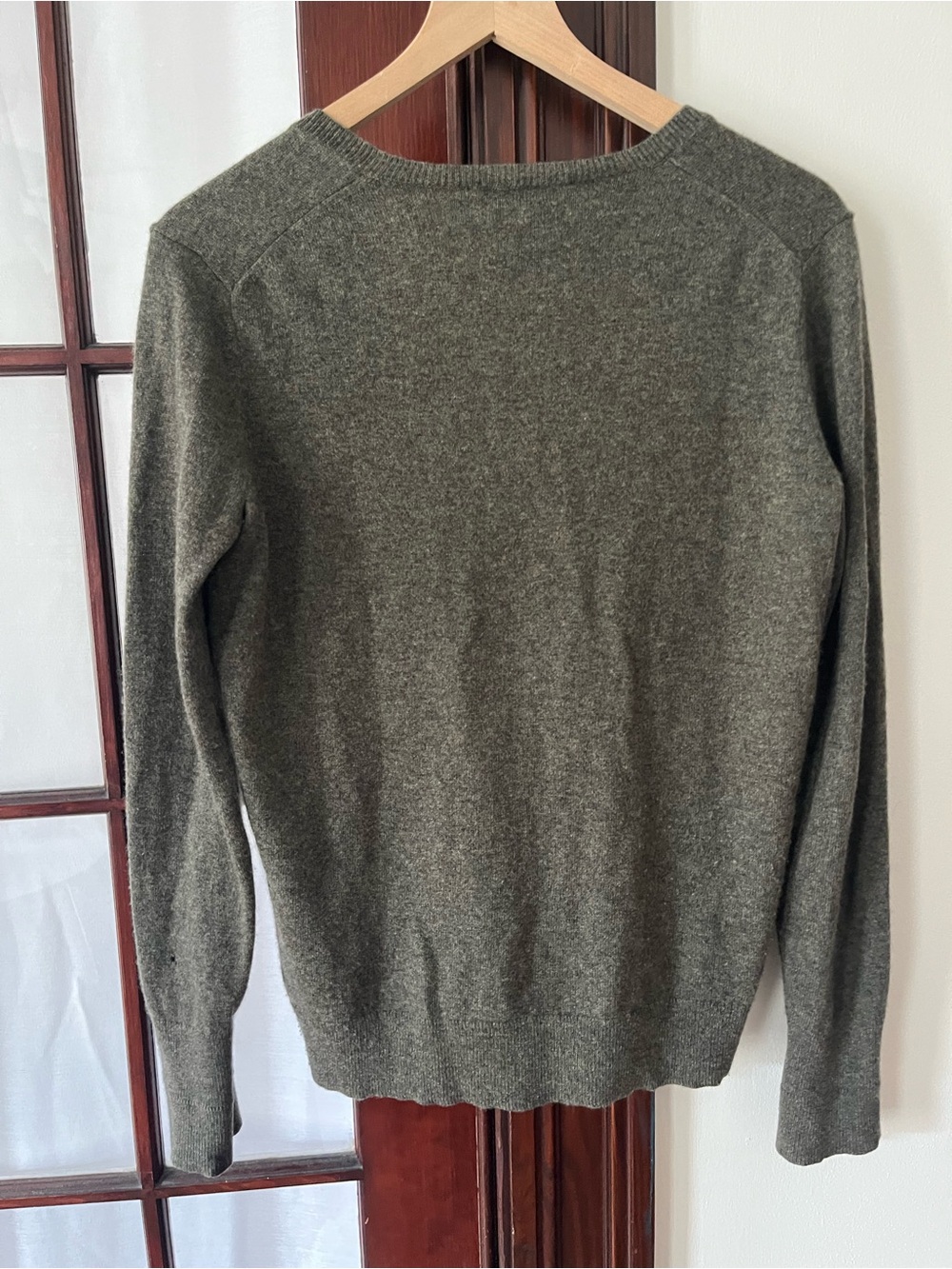 Everlane Women's 100% Cashmere V-Neck Long Sleeve Sweater in Olive Green - Med - Picture 3 of 5